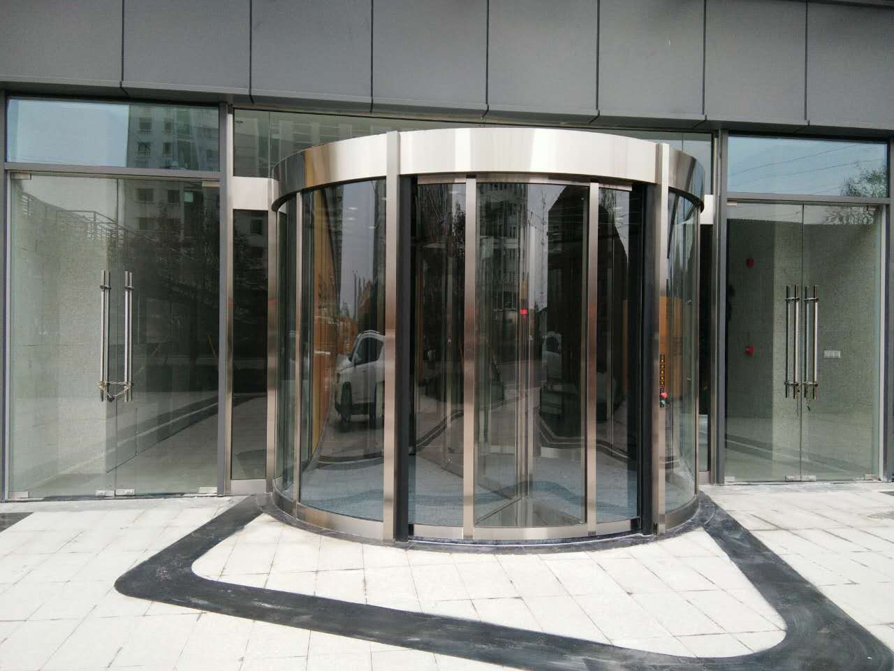 OE-27两翼旋转门 现代建筑入口的优雅解决方案