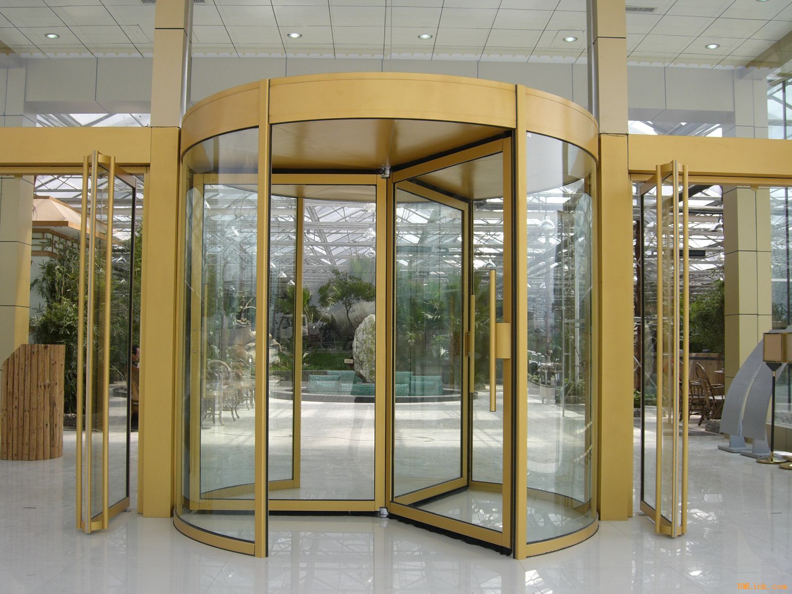 彬田三翼自动旋转门 工业门领域的卓越选择