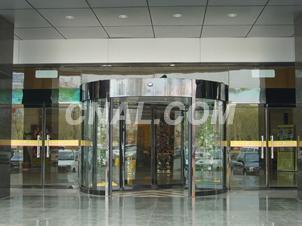 多样化高品质工业门解决方案 三翼两翼旋转门与自动平移门铝型材供应