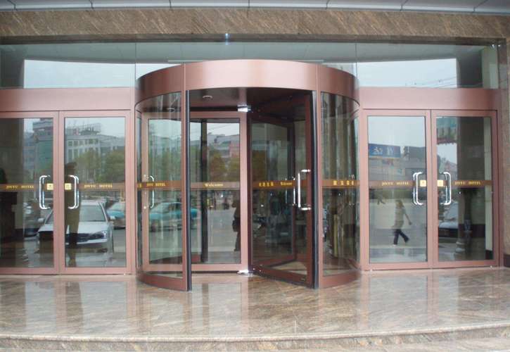 三翼自动旋转门 现代建筑入口的艺术与科技