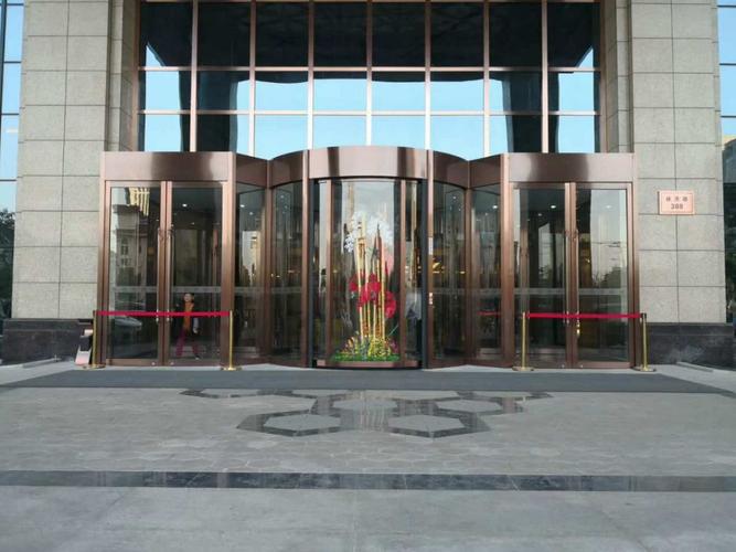 酒店旋转门安装与工业门选型指南 弧形玻璃自动门与两翼旋转门的应用